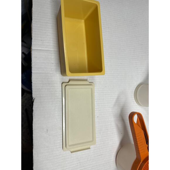 Vintage Tupperware Jifi Sift Sifter White 610 Powdered Sugar Sift-it Butter Dish - Picture 2 of 4